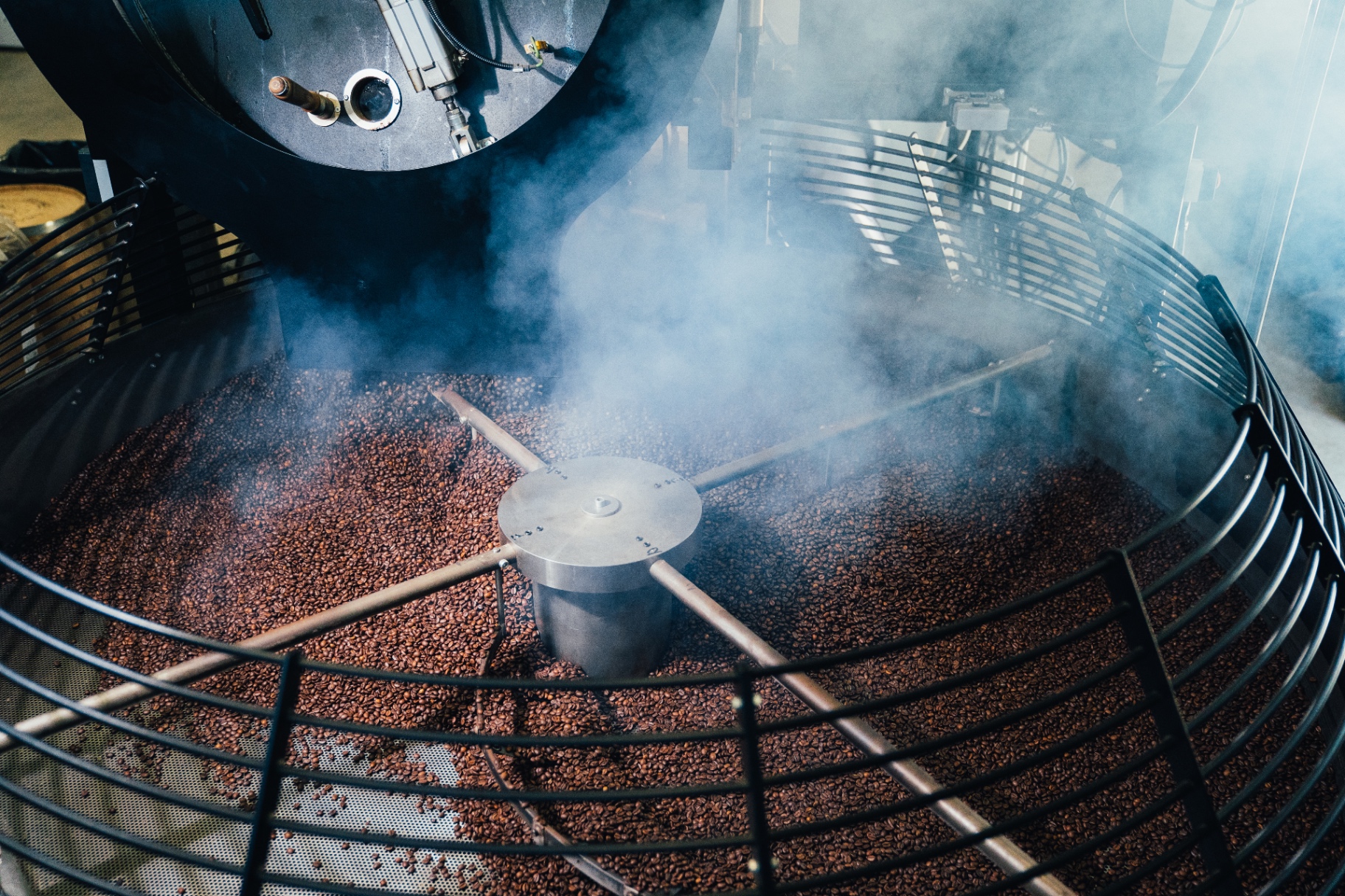 Chicchi di caffè durante la tostatura